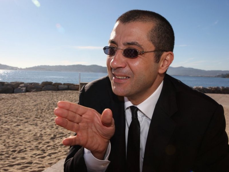 Mourad-Boudjellal-on-the-beach-with-specs-on_1562319