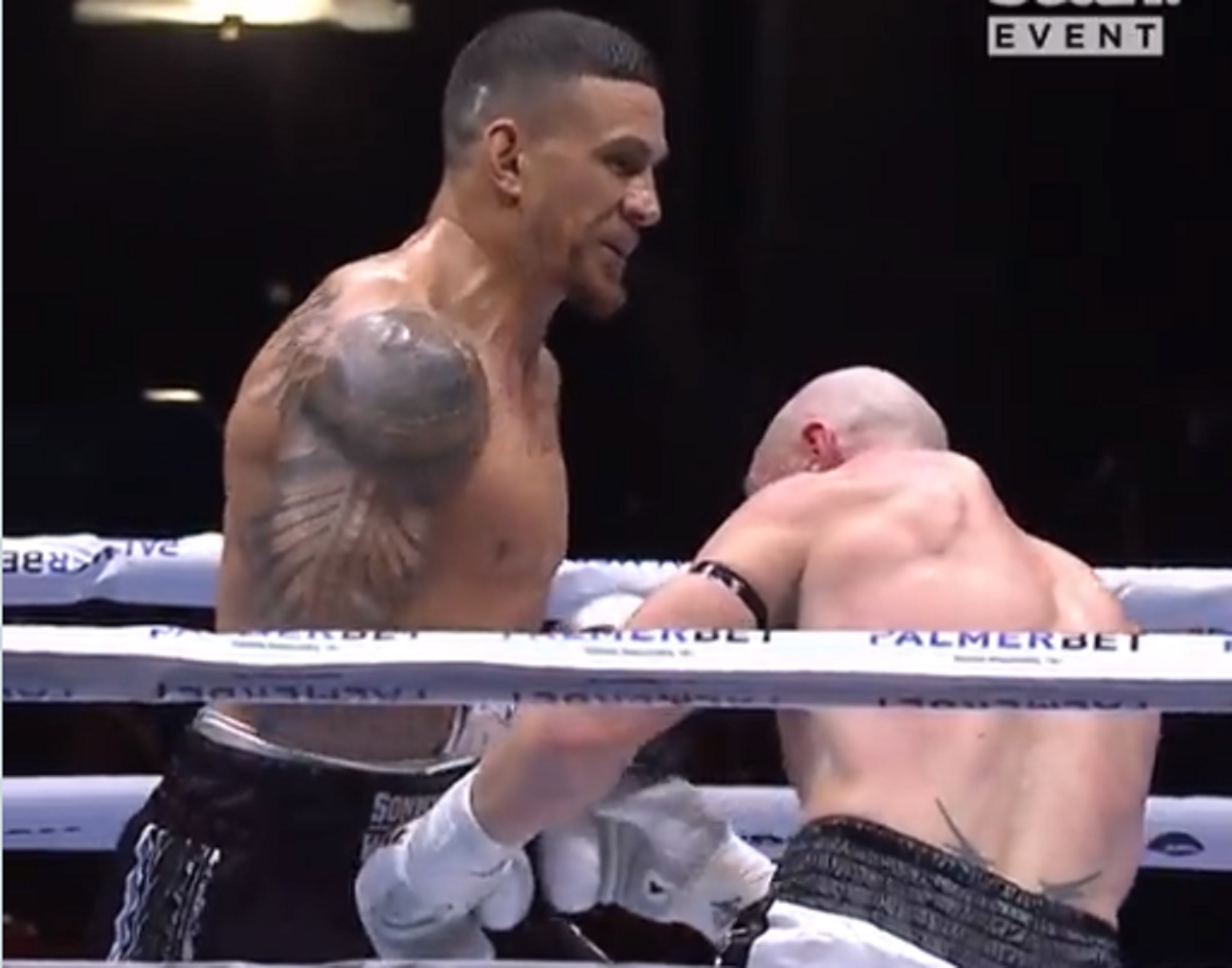 VIDEO: Sonny Bill Williams knocks out his opponent in the first round!